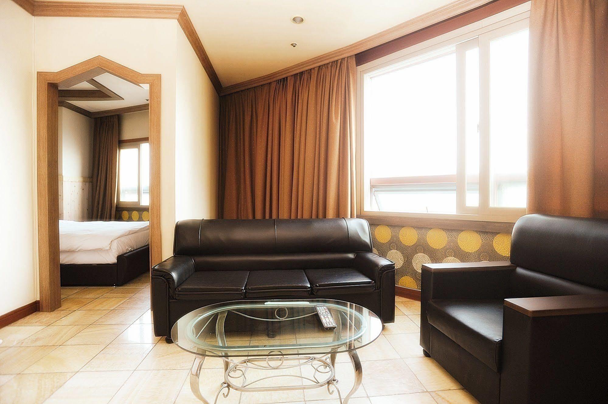Highfere Hotel Чханвон Екстер'єр фото